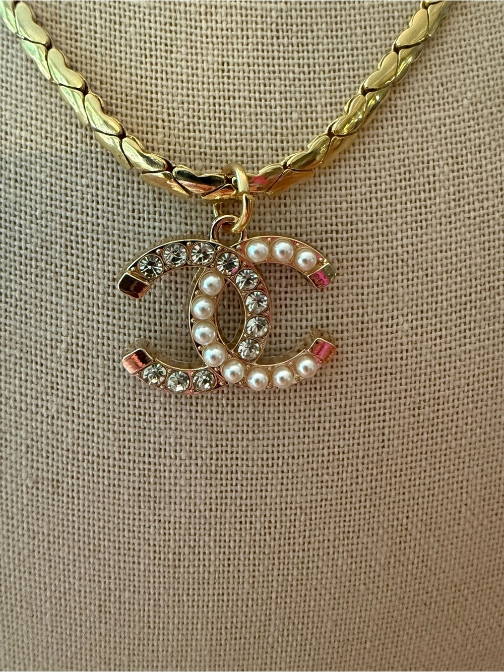 Gold tone CC Pearl and Crystal Pendant on 16” 🩷 link Necklace - Picture 5 of 9